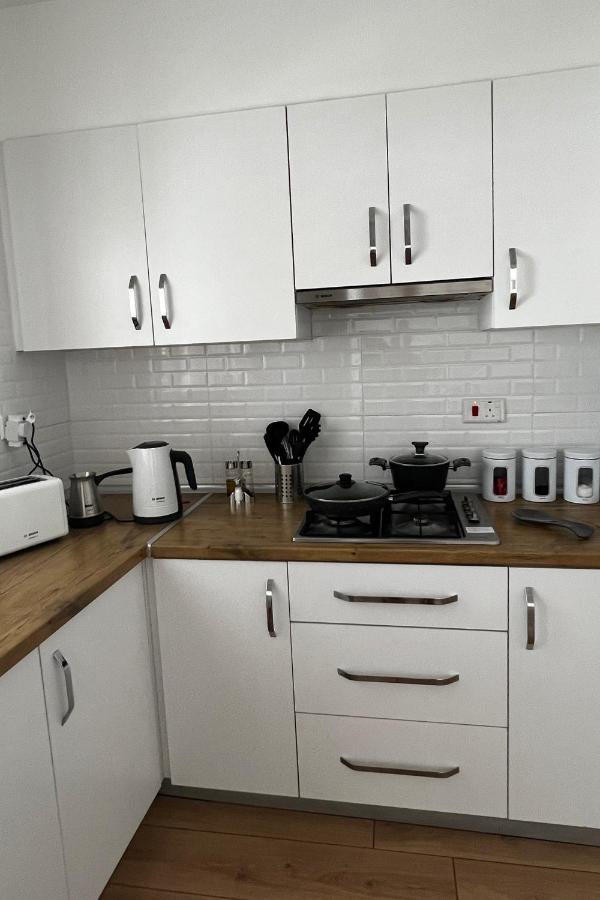 Stylish 3 Bedroom Apartment In كيرينيا المظهر الخارجي الصورة